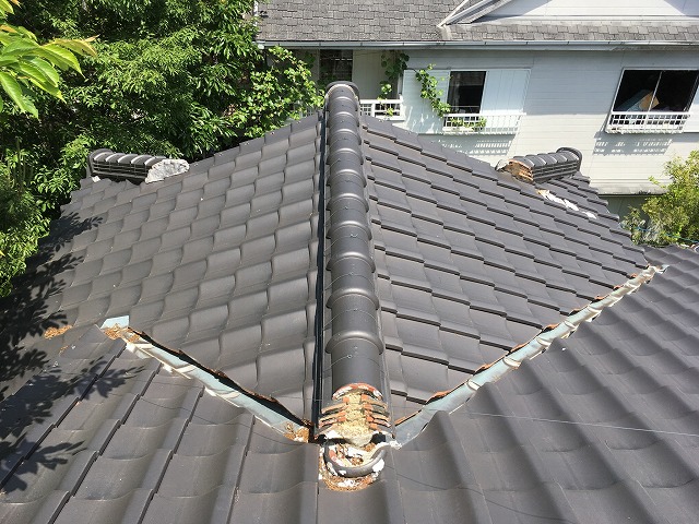 谷板金が備わった瓦屋根